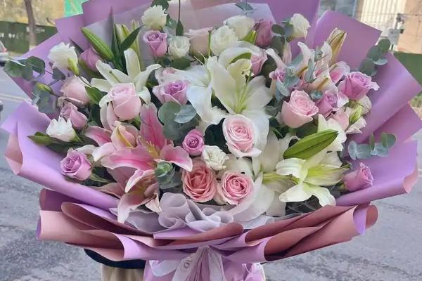 百合搭配玫瑰有什么含义，代表美好、纯洁爱情、永远相爱