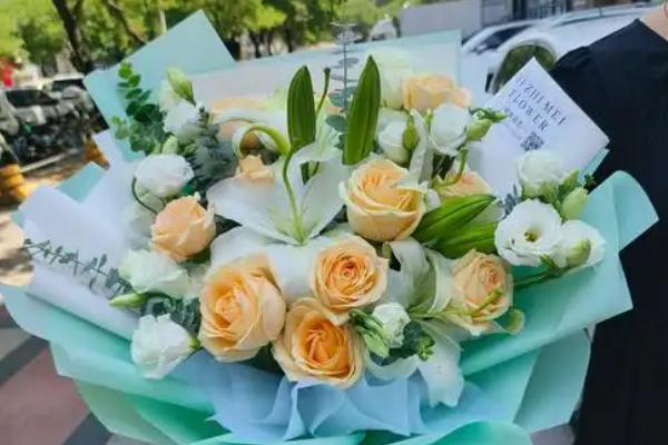百合搭配玫瑰有什么含义，代表美好、纯洁爱情、永远相爱
