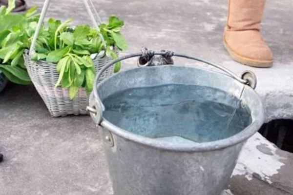 鱼缸老水呈酸性吗，产生的亚硝酸盐和硝酸盐属于酸性物质