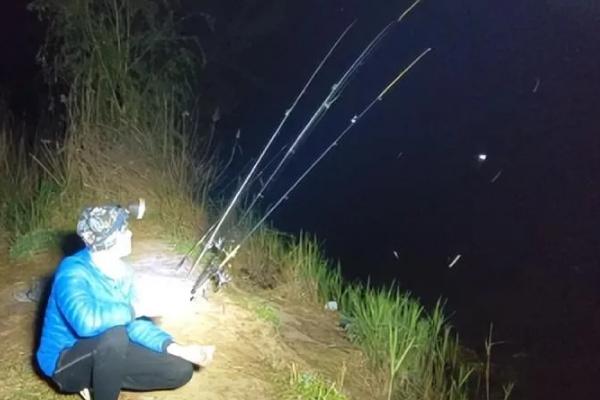 什么时间段适合钓鱼，春秋季节以早上7-11点、下午3-6点为宜
