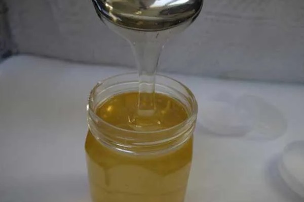 油菜花蜂蜜和槐花蜜的区别，蜜源和色泽均不同