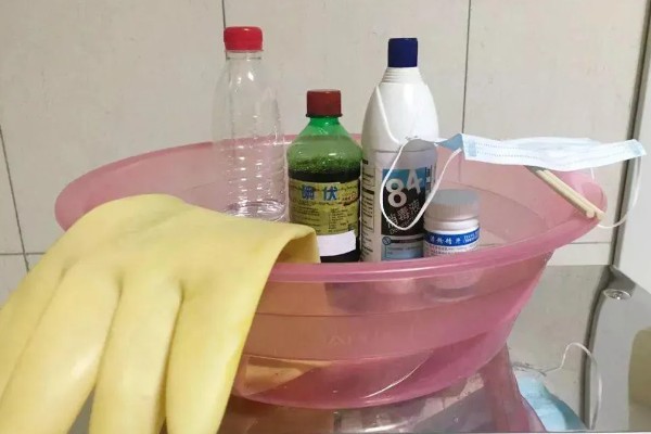 鸡身上的跳蚤用哪种药，可选择除虫菊酯、马拉硫磷等