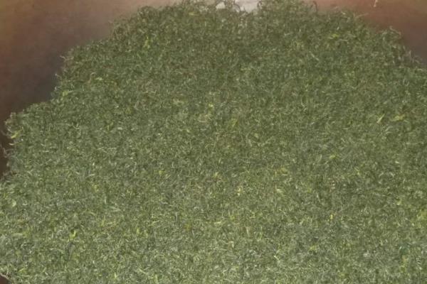 江西省崇义县的特产，有崇义南酸枣糕、龙归茶等