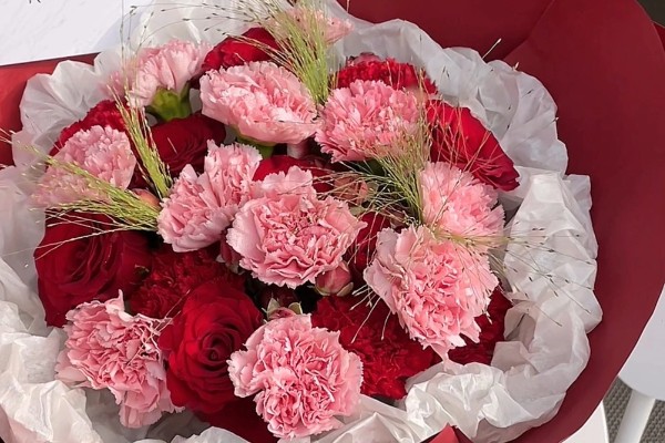 十朵康乃馨的寓意，寓意十全十美、美满幸福等