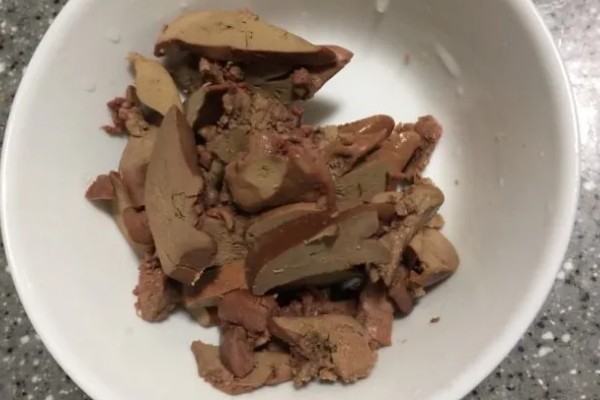 钓鲶鱼用什么饵料，最经常选择的一种就是蚯蚓