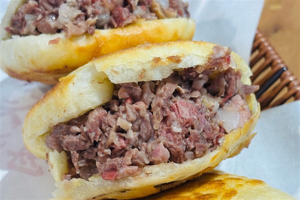 河北任丘市的特产，有红心鸭蛋、火烧夹驴肉等