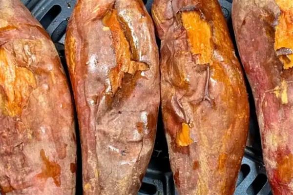 河北任丘市的特产，有红心鸭蛋、火烧夹驴肉等