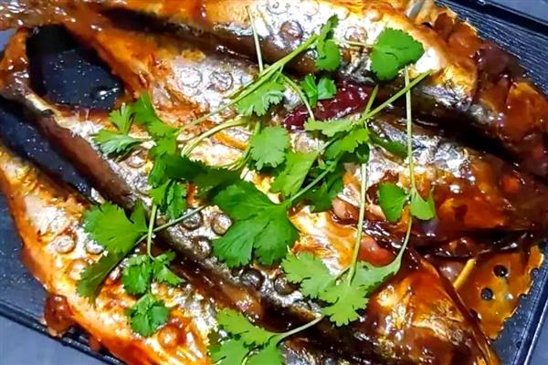 河北任丘市的特产，有红心鸭蛋、火烧夹驴肉等