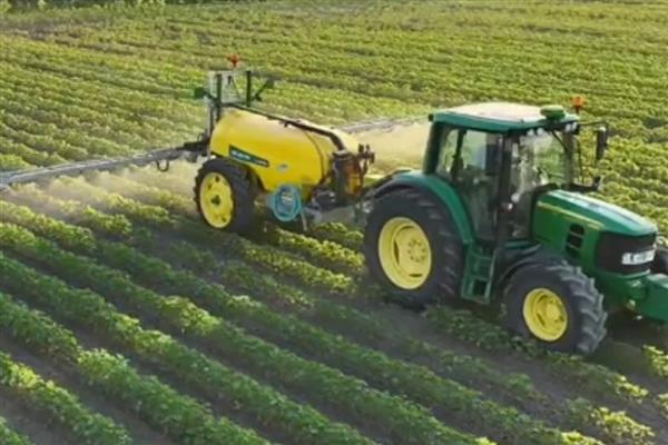 喷药穿化纤衣服易中毒吗，容易引起农药中毒