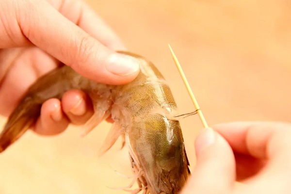沼虾要不要去虾线，食用前通常要去虾线