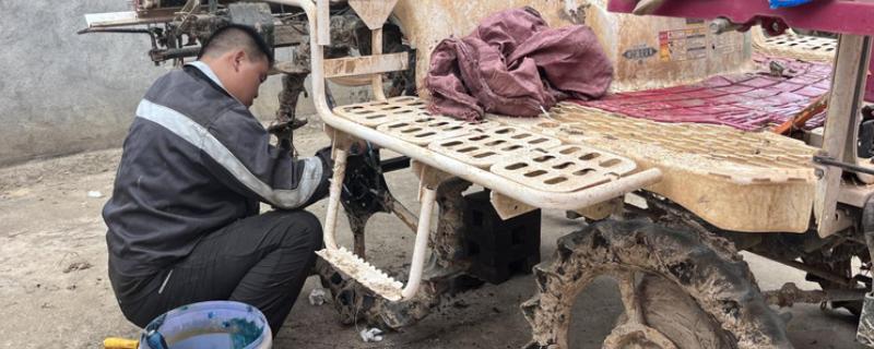 修农机怎么拆卸螺钉，用喷灯加热后再迅速拧下