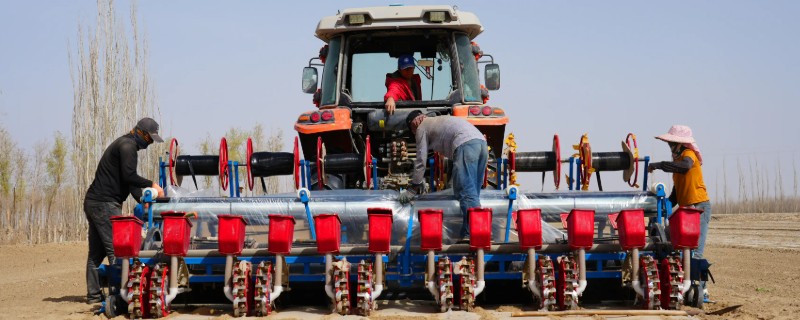 棉花施肥覆膜播种机怎么使用，作业时要挂1-2挡