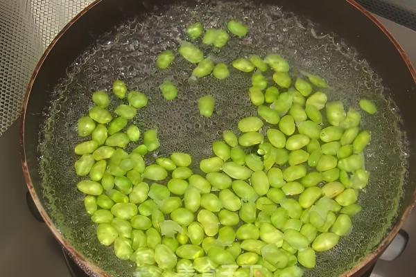 毛豆怎么炒西红柿，翻炒后盖上盖子闷15分钟