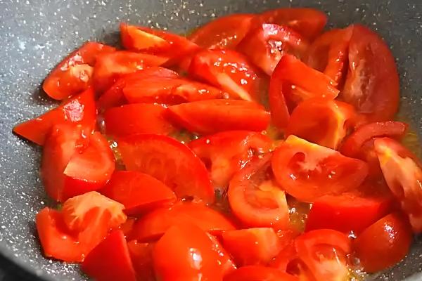 毛豆怎么炒西红柿，翻炒后盖上盖子闷15分钟