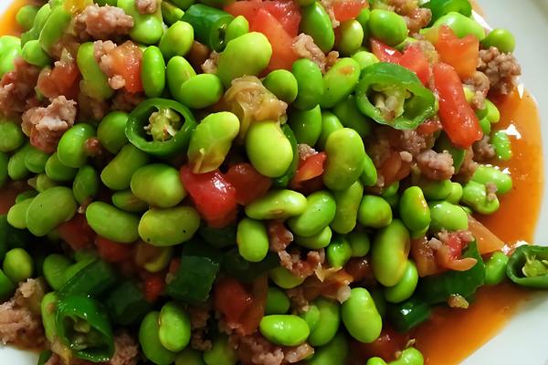 毛豆怎么炒西红柿，翻炒后盖上盖子闷15分钟