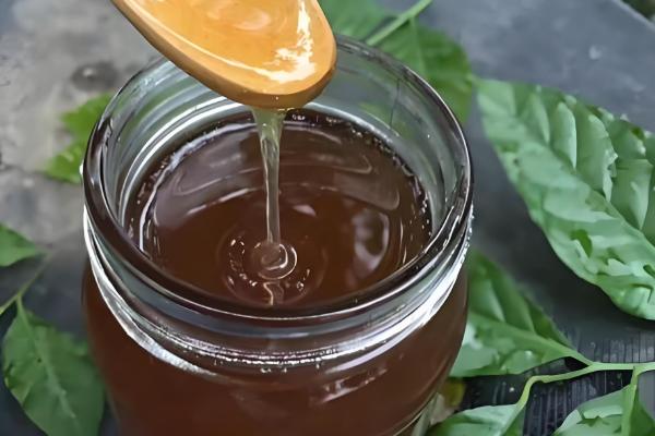 真假龙眼蜜的区分方法,真品呈透明的琥珀色具有龙眼花的香味