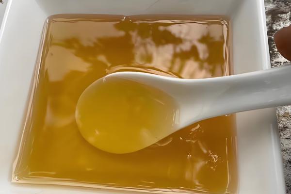 真假龙眼蜜的区分方法,真品呈透明的琥珀色具有龙眼花的香味