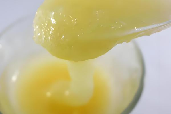 真假龙眼蜜的区分方法,真品呈透明的琥珀色具有龙眼花的香味