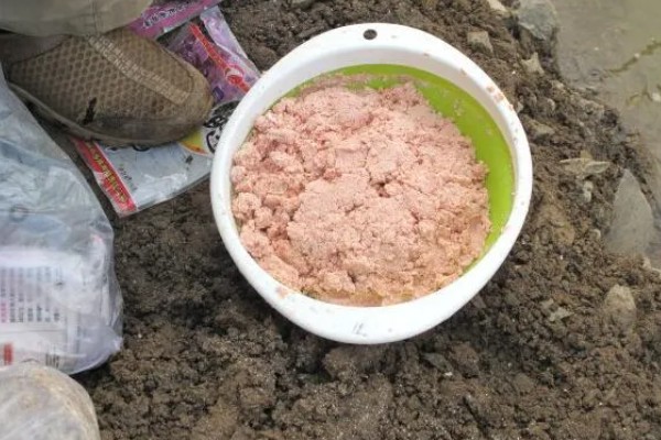 野钓打窝用哪种饵料，酒米、五谷杂粮等种类均可使用