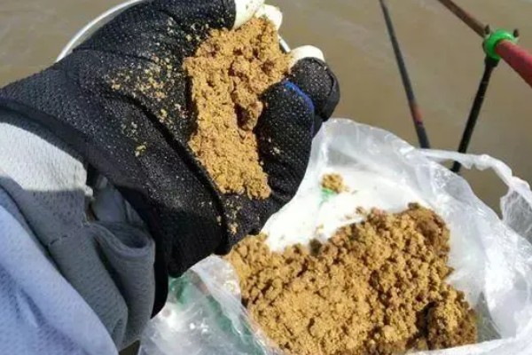 野钓打窝用哪种饵料，酒米、五谷杂粮等种类均可使用