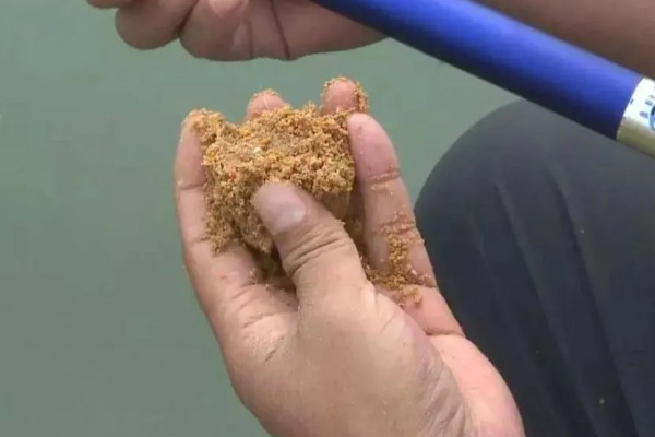 野钓打窝用哪种饵料，酒米、五谷杂粮等种类均可使用