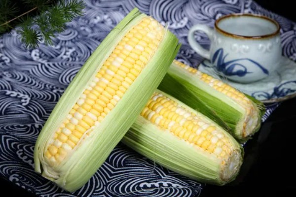 玉米买回来后的注意事项，保留2层新鲜的内层玉米皮