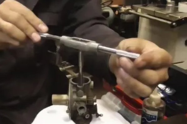 修农机怎么拆卸螺钉,用喷灯加热后再迅速拧下