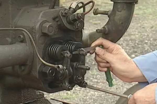 修农机怎么拆卸螺钉,用喷灯加热后再迅速拧下