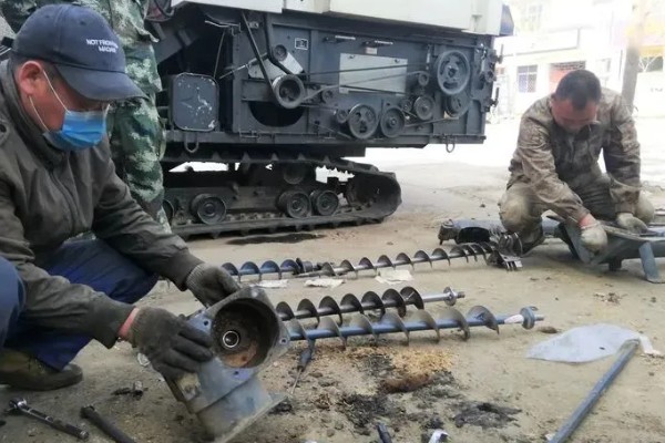 修农机怎么拆卸螺钉,用喷灯加热后再迅速拧下