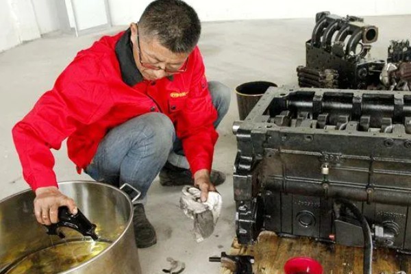 修农机怎么拆卸螺钉,用喷灯加热后再迅速拧下