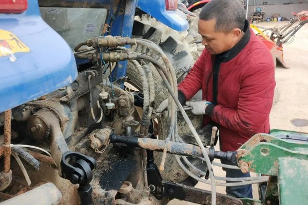 修农机怎么拆卸螺钉,用喷灯加热后再迅速拧下