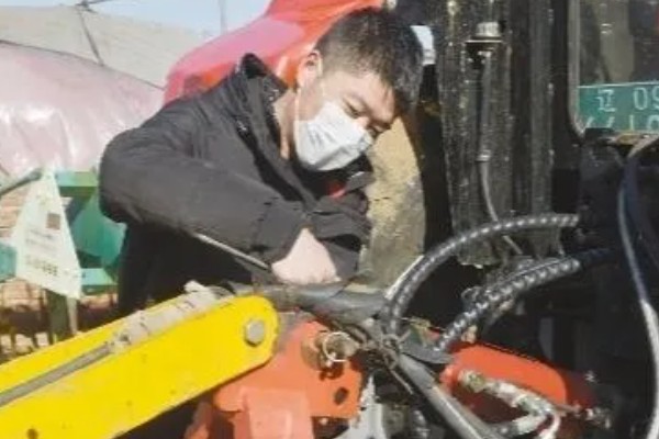 修农机怎么拆卸螺钉,用喷灯加热后再迅速拧下