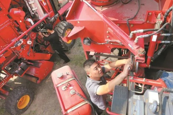 修农机怎么拆卸螺钉,用喷灯加热后再迅速拧下