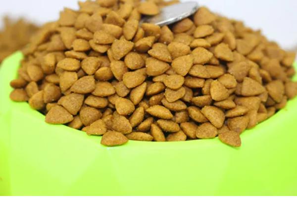 皇家狗粮真假鉴别方法，包装上面的字体会加粗