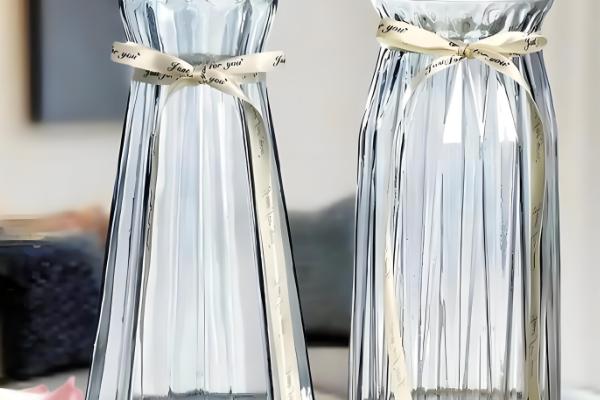 黄莺花怎么插水里养,需要透明的玻璃瓶作为容器