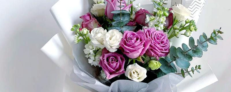 韩式花束的包装方式,可以包成铲子形、漏斗形等形状