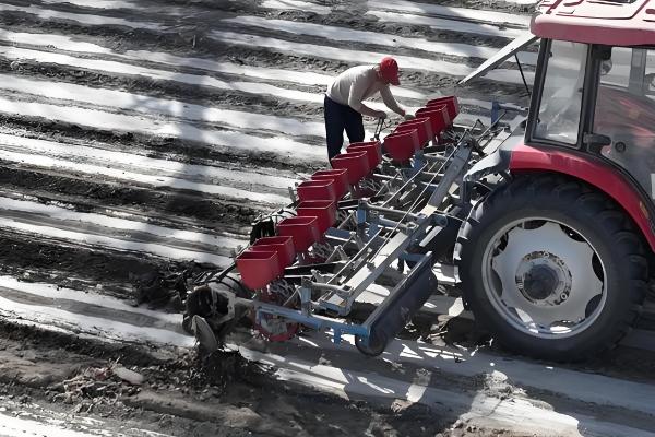 棉花施肥覆膜播种机怎么使用，作业时要挂1-2挡