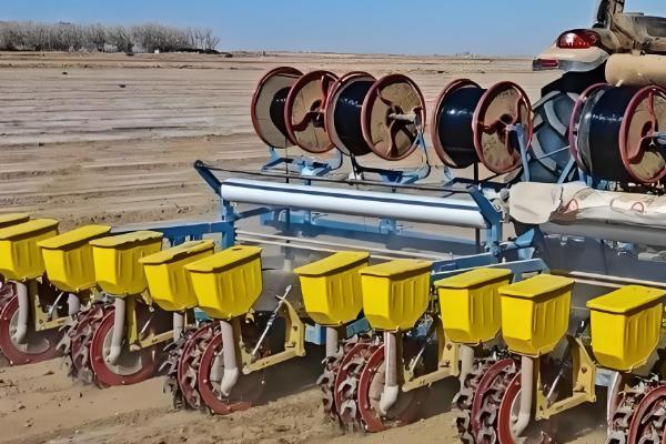 棉花施肥覆膜播种机怎么使用，作业时要挂1-2挡