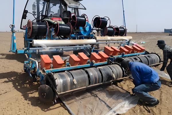 棉花施肥覆膜播种机怎么使用，作业时要挂1-2挡