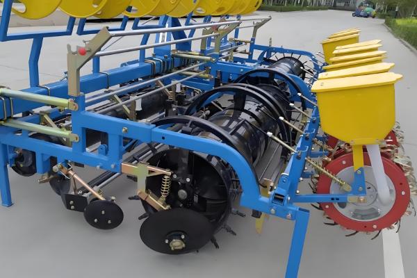 棉花施肥覆膜播种机怎么使用，作业时要挂1-2挡