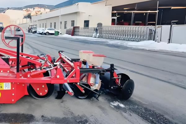 棉花施肥覆膜播种机怎么使用，作业时要挂1-2挡