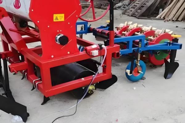 棉花施肥覆膜播种机怎么使用，作业时要挂1-2挡