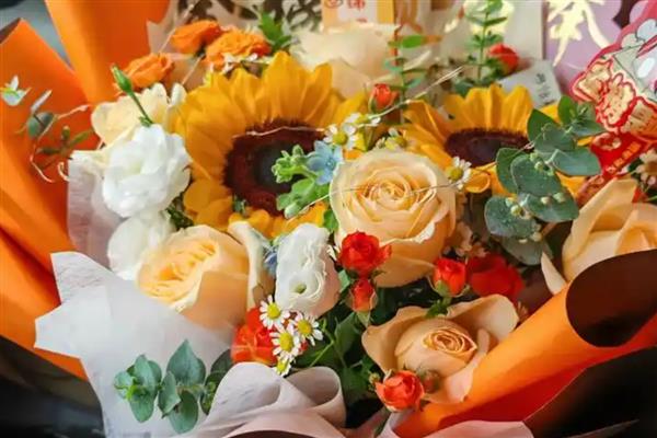 韩式花束的包装方式,可以包成铲子形、漏斗形等形状