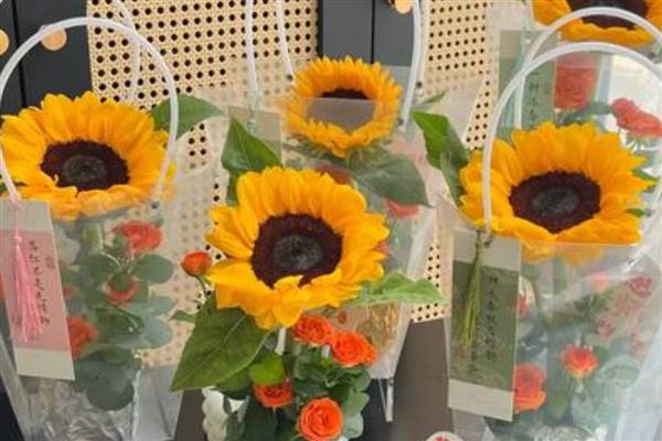 韩式花束的包装方式,可以包成铲子形、漏斗形等形状