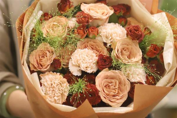 韩式花束的包装方式,可以包成铲子形、漏斗形等形状