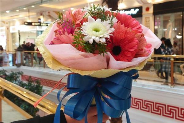 韩式花束的包装方式,可以包成铲子形、漏斗形等形状