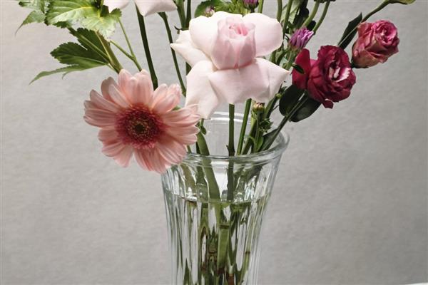 韩式花束的包装方式,可以包成铲子形、漏斗形等形状