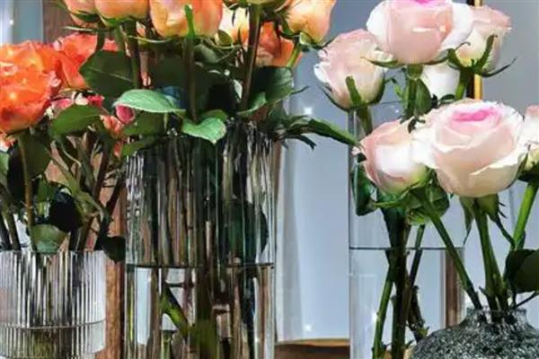 韩式花束的包装方式,可以包成铲子形、漏斗形等形状