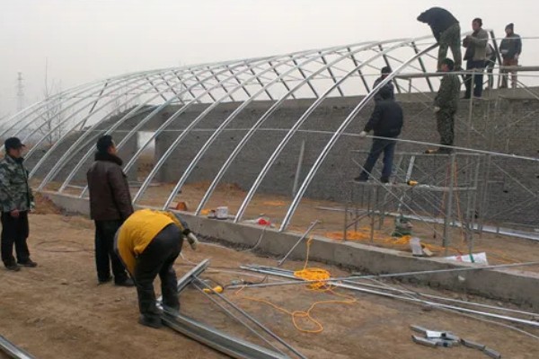 大棚骨架怎么搭建,建在背风向阳处有利于保温