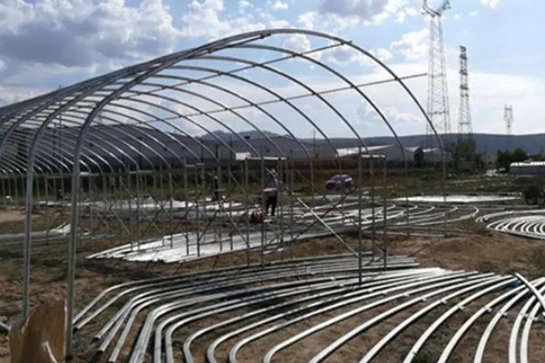 大棚骨架怎么搭建,建在背风向阳处有利于保温